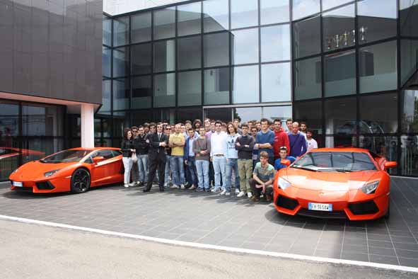 Photo of Gli studenti di Ingegneria del Veicolo dell’Università di Modena visitano la linea di montaggio di Automobili Lamborghini