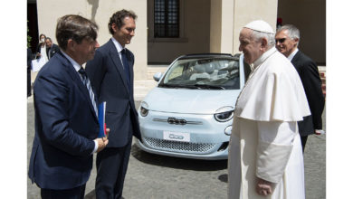 Photo of Sua Santità Papa Francesco riceve in udienza Stellantis per conoscere la nuova Società e i valori di mobilità sostenibile di cui la Nuova Fiat 500 è ambasciatrice