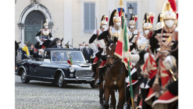 Photo of Il Presidente della Repubblica Italiana Sergio Mattarella torna al Quirinale a bordo della Lancia Flaminia Presidenziale